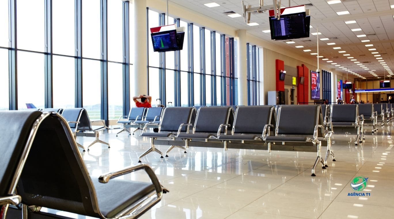 aeroporto aguardando voo